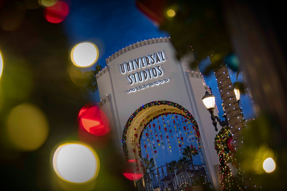 Universal Studios Hollywood Celebrates the Holiday Season with Fan Favorite Merriments “Christmas in the Wizarding World of Harry Potter” and “Grinchmas,”